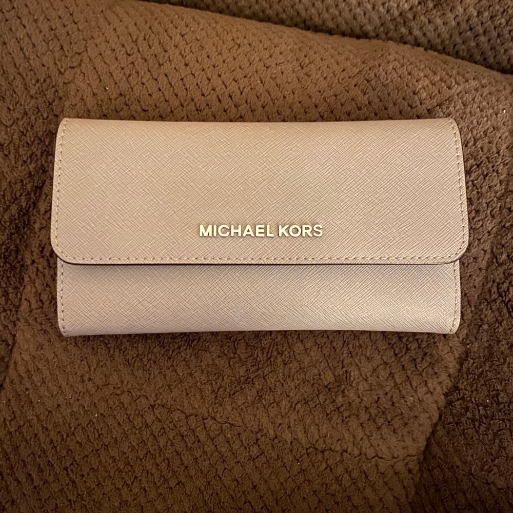 🌟Like new Michael Kors gray wallet🌟